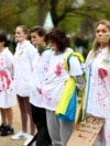 Участницы протеста против российского вторжения в Украину в Берлине, Германия. 21 апреля 2022 года. Фотография: Reuters
