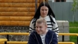 Назар Кайгородов с женой Викторией в реабилитационном центре 