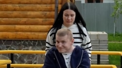 Назар Кайгородов с женой Викторией в реабилитационном центре 