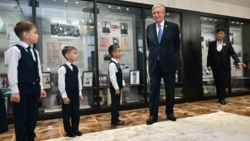 Президент Казахстана Камым-Жомарт Токаев в школе в Уштобе на юге страны, названной в честь его отца Кемеля Токаева. Октябрь 2023 года